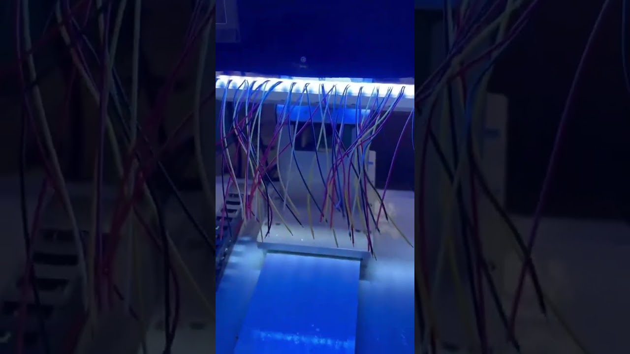ماكينة توزيع لاصق أوتوماتيكية بالكامل لتطبيق الغراء على أغلفة أطراف الماكينات #مصنع #ماكينة