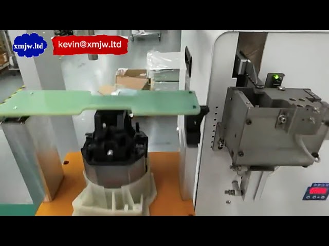 ماكينة ربط براغي أوتوماتيكية كاملة بذراع روبوت ثلاثي المحاور مع طاولتي عمل - إنتاجية فائقة