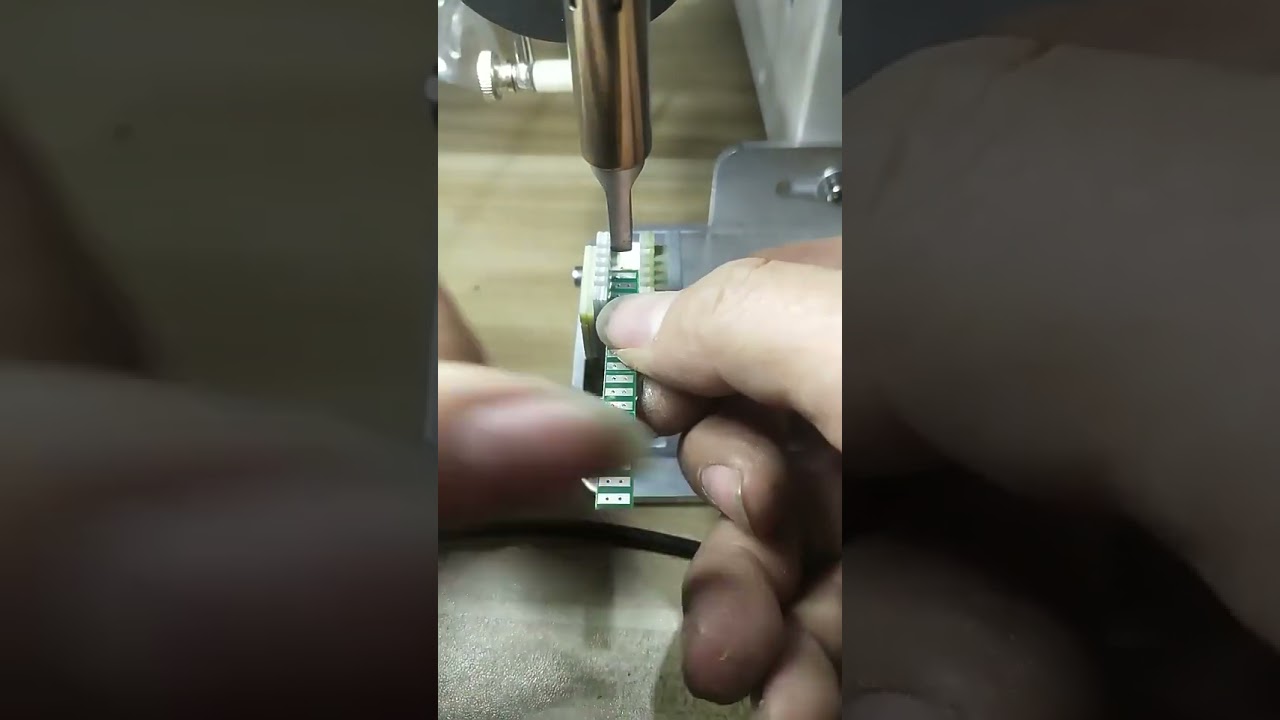 ماكينة لحام أسلاك شبه أوتوماتيكية للحام مقابس الطيران وشرائط LED ولوحات الدوائر