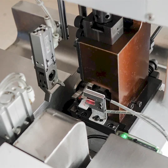 آلة تعرية وكبس ولف كابلات أوتوماتيكية Thumb